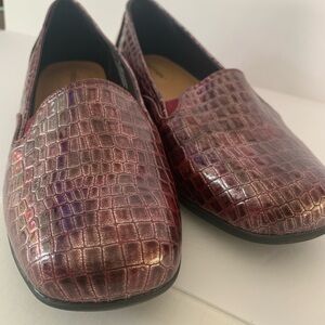 Comfortview Women’s 10.5 W Crocodile Pattern Loafers - Burgundy 10.5W